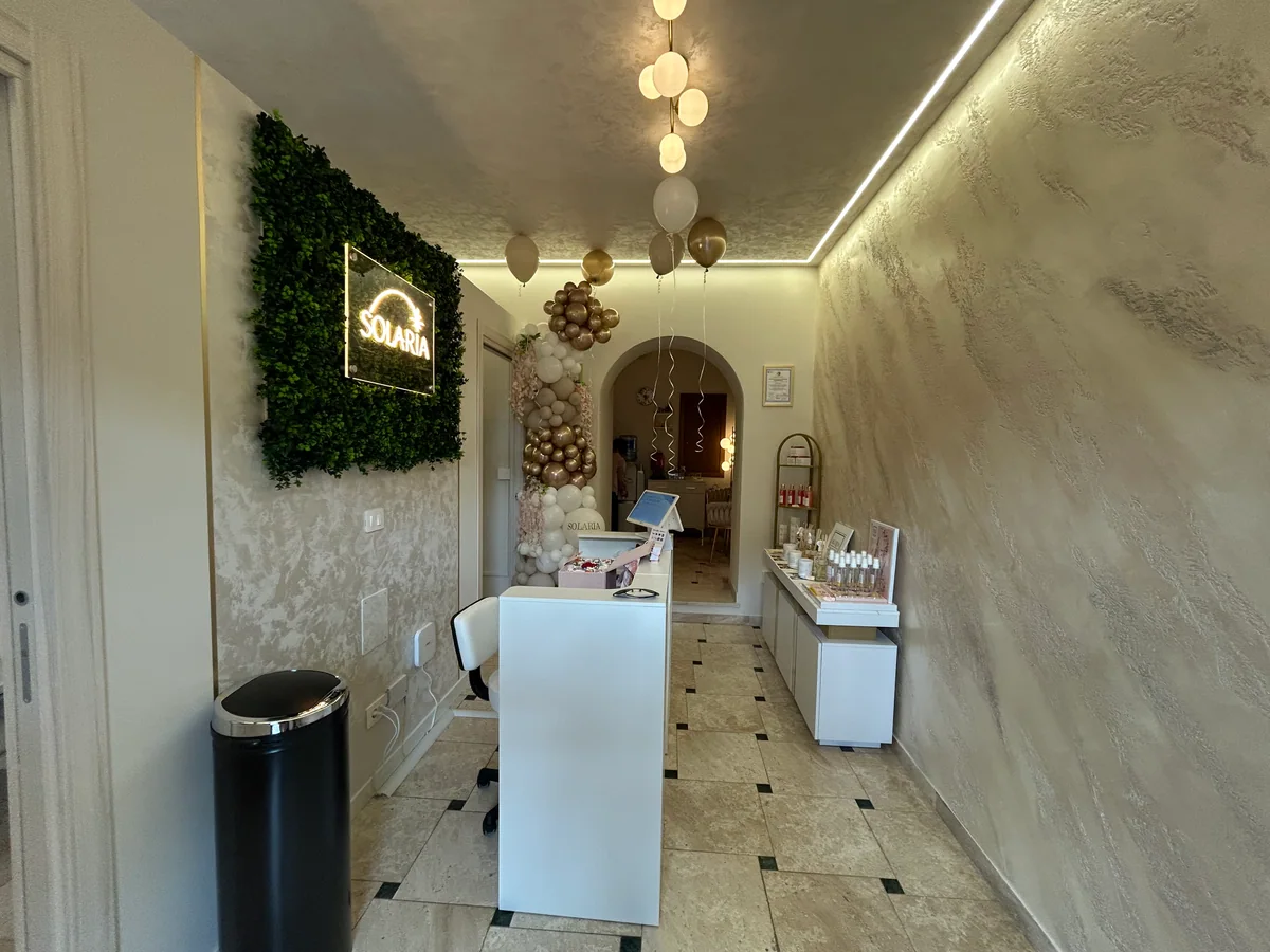 Reception di Solaria Beauty Lab con insegna luminosa