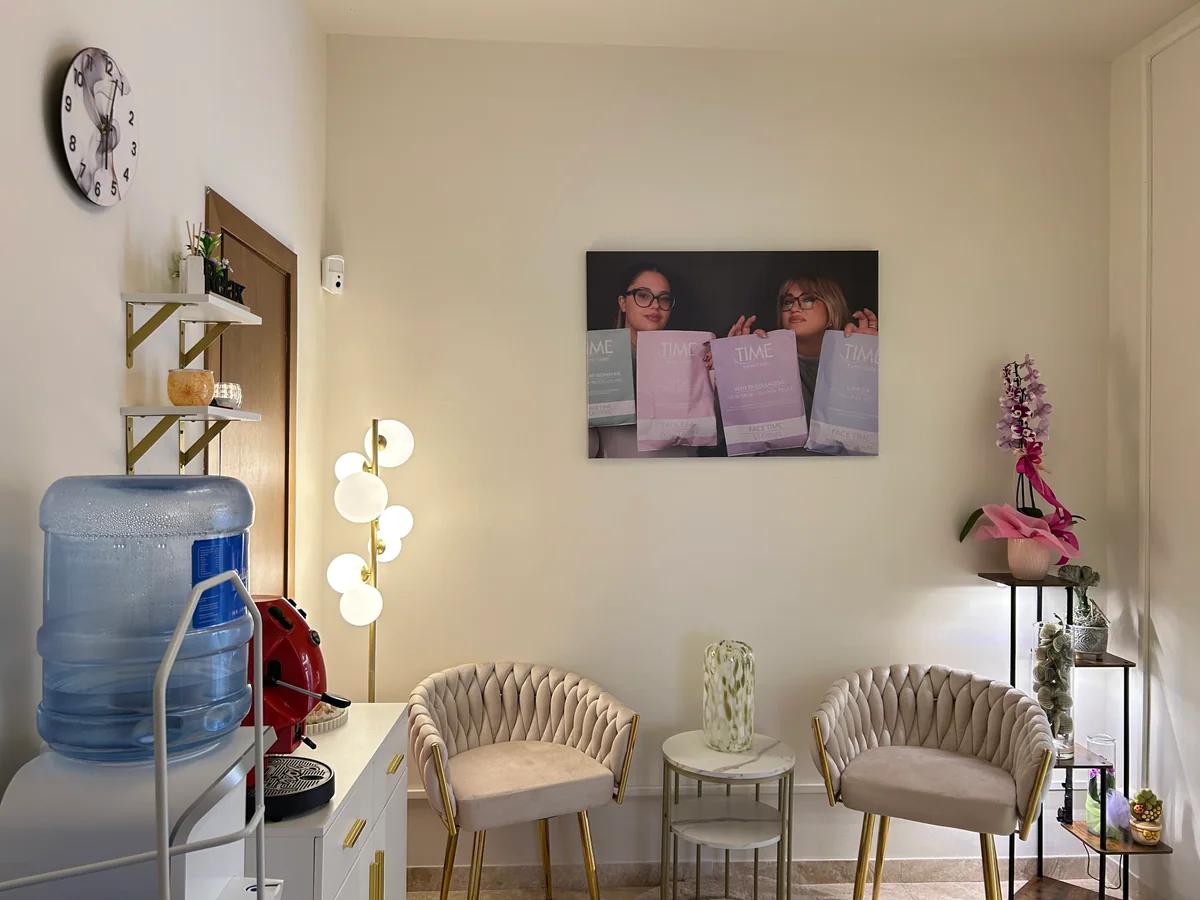 Dettaglio della sala d'attesa di Solaria Beauty Lab