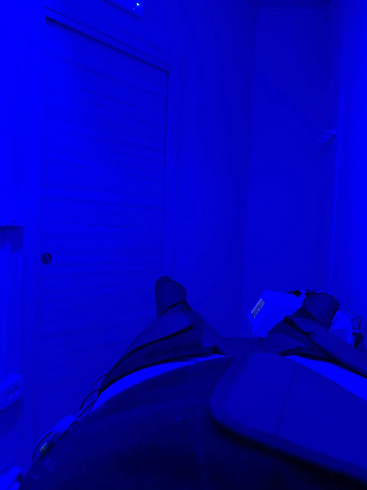 Cabina dedicata ai trattamenti con luce blu